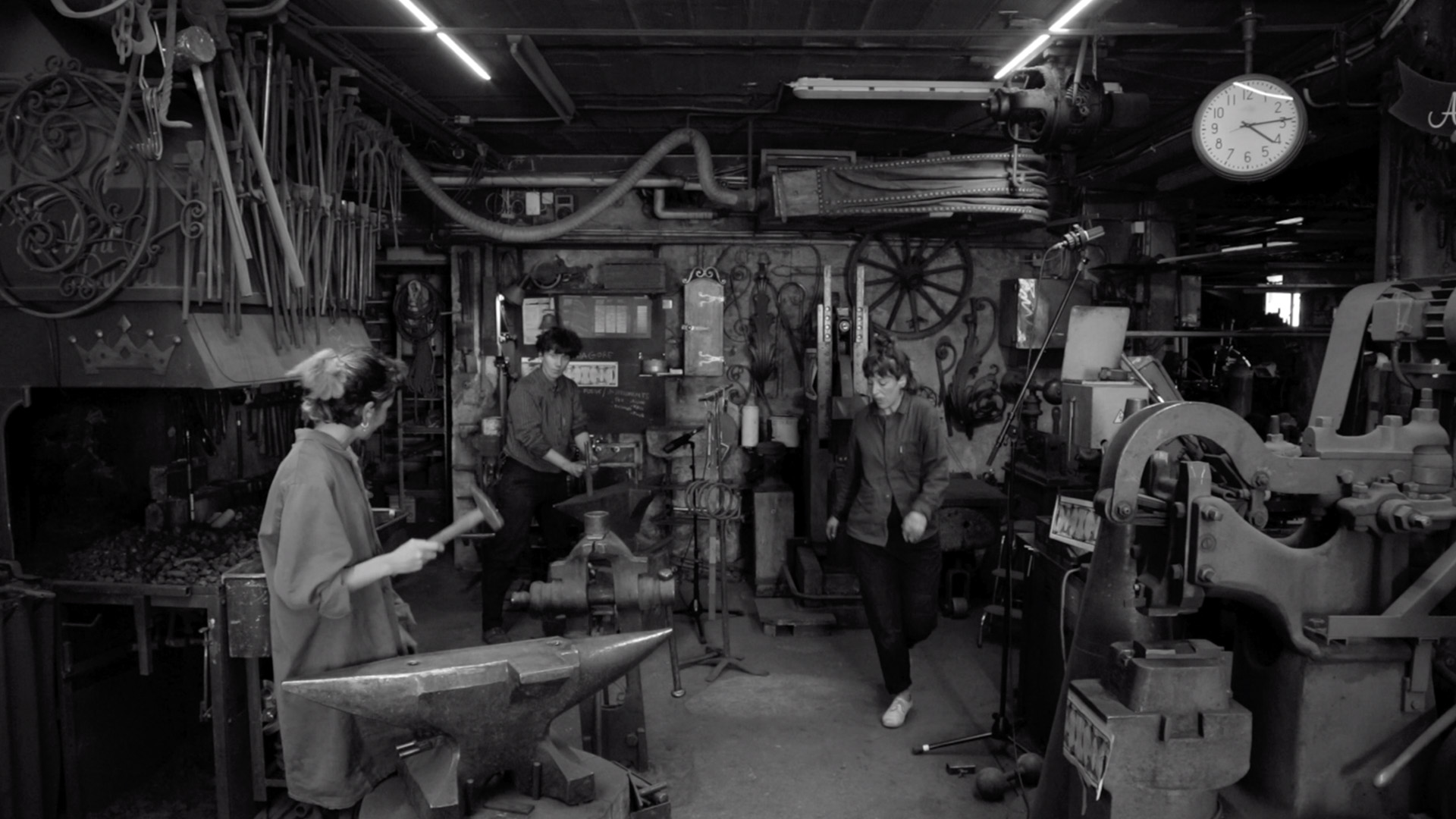 Performance of Bertille Lagguet in her metal workshop